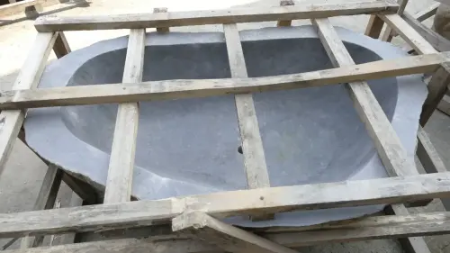 Artikelbild des Artikels “Waschbecken aus Riverstone, Oberfläche naturbelassen, innen poliert. Länge 150 cm, Breite 93 cm, Höhe 53 cm, Tiefe 36 cm. “